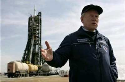 Giám đốc Cơ quan Vũ trụ Liên bang Nga Anatoly Perminov đang giới thiệu một bệ phóng của tàu vũ trụ Soyuz TMA-10 tại Baikonur Cosmodrome